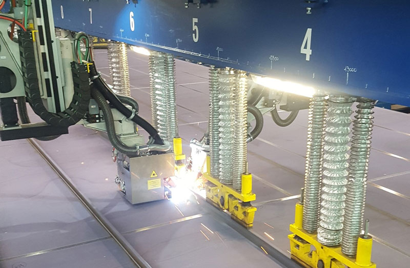 Laser hybrid fillet welding process simultaneously from both sides